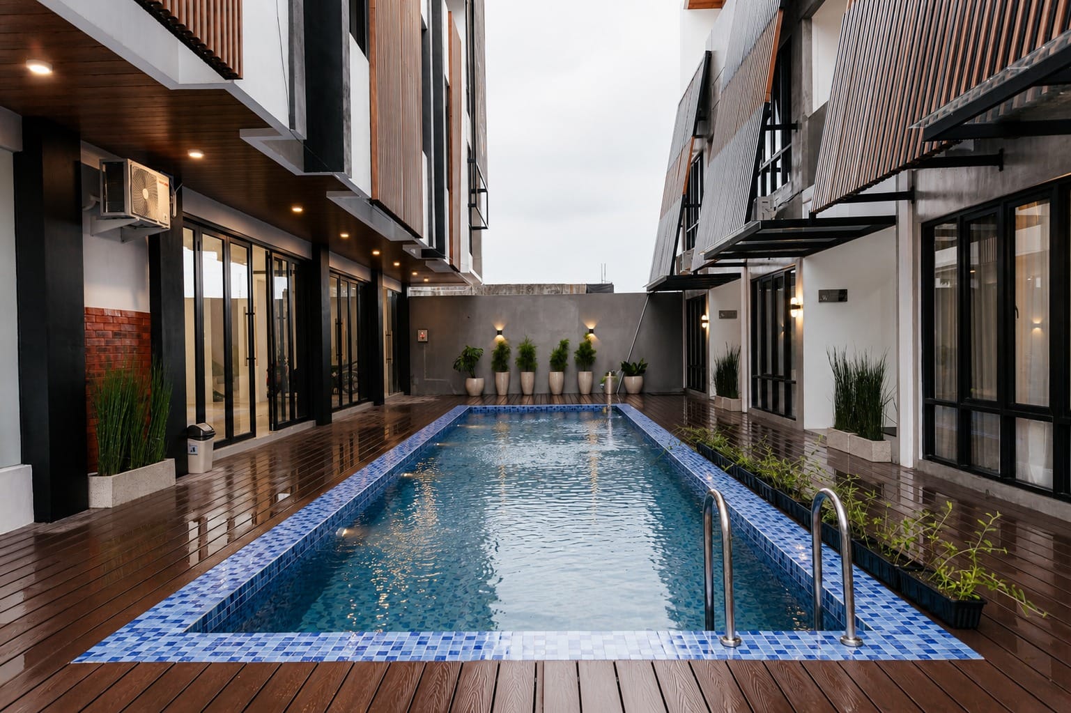 Area kolam renang dan teras kayu Villa Bama Batu