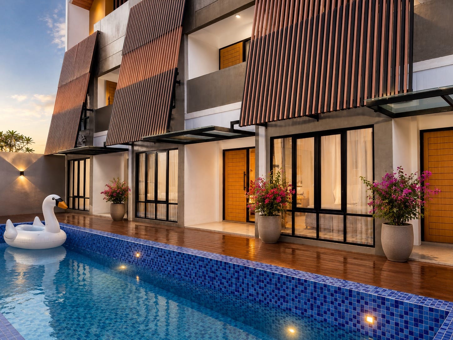 Kolam renang privat Bama Villa Batu saat senja